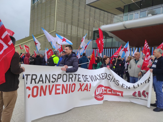 Un centenar de trabajadores del sector de transporte de viajeros, convocados por CIG, CCOO y UGT, en Santiago.