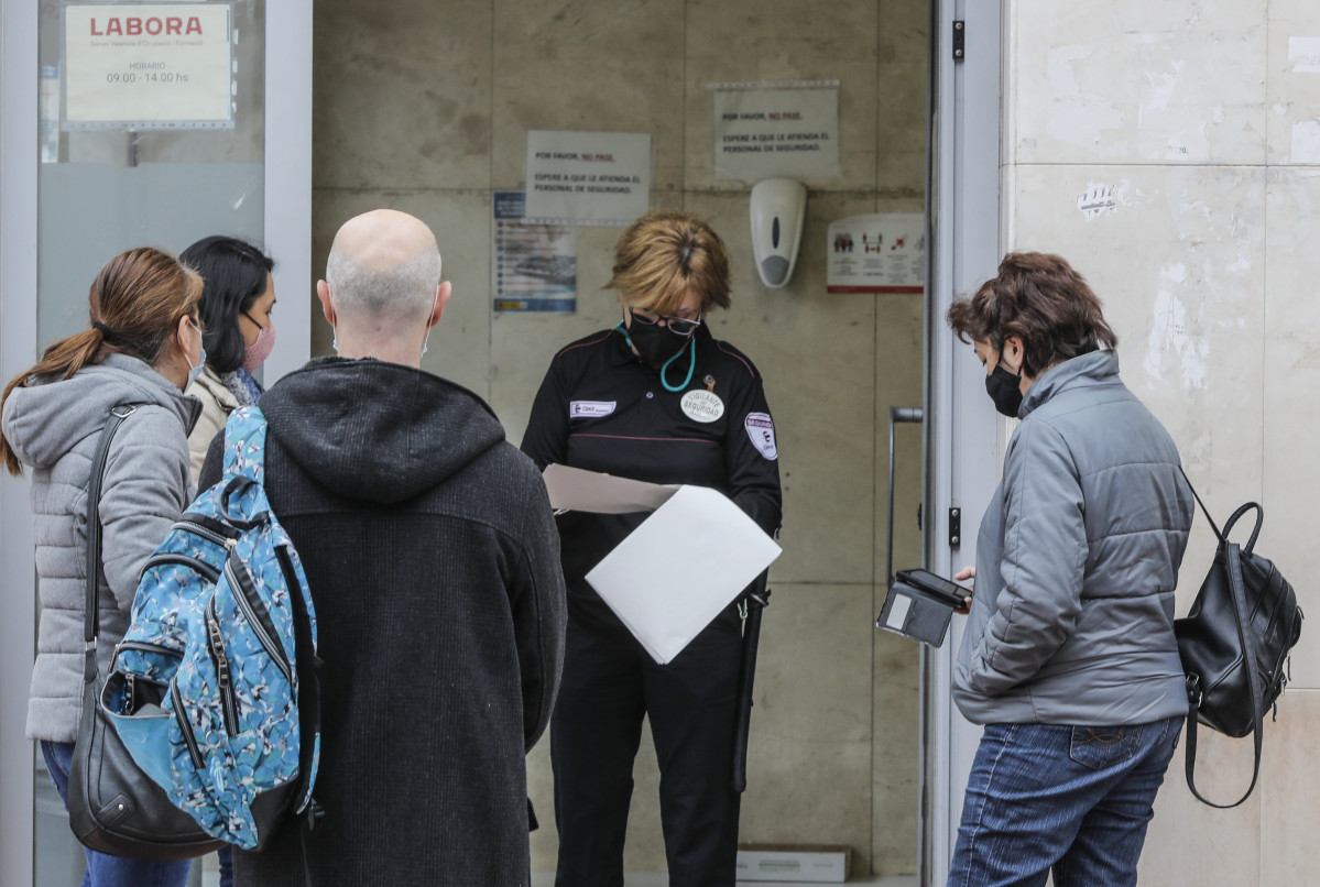 Varias personas con cita previa esperan para entrar en una oficina del SEPE (antiguo INEM), en Valencia, Comunidad Valenciana (España), a 12 de febrero de 2021. El número de parados registrados en las oficinas de empleo en la Comunitat Valenciana subió en