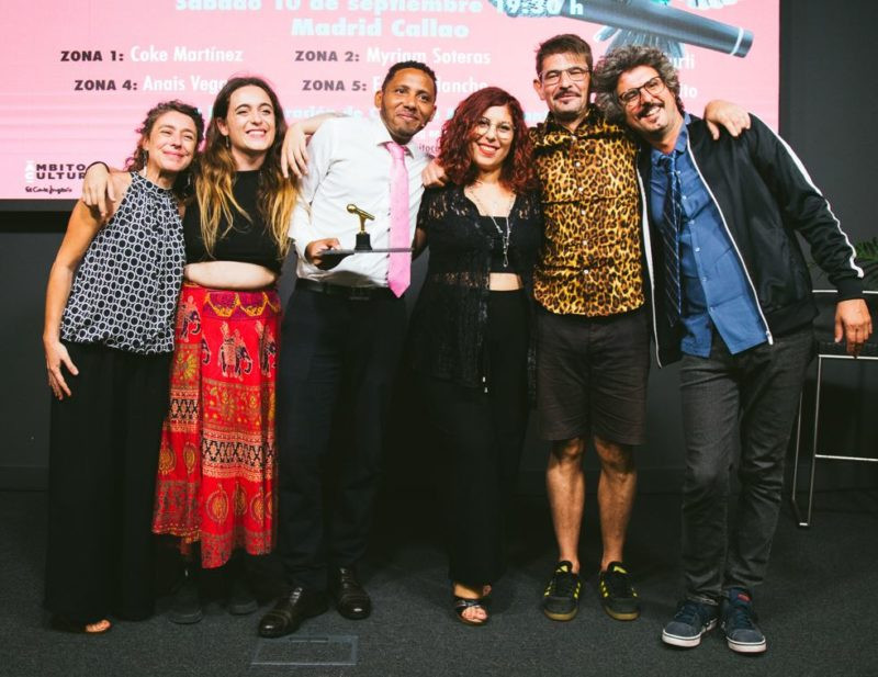 Los seis finalistas del IV Premio Nacional de Poesu00eda Viva LdeLu00edrica 2022 en una foto de Marina Neira para u00c1mbito Cultural