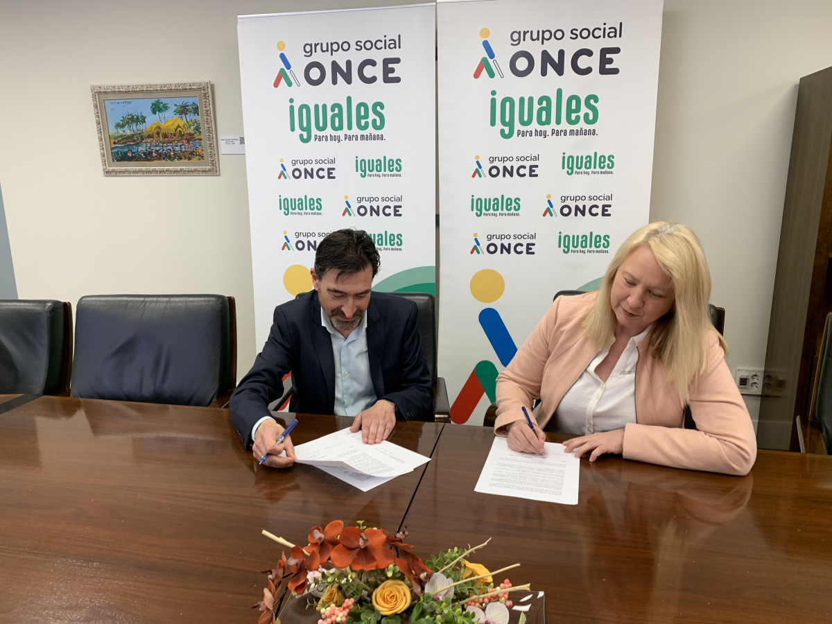 Juan J Prieto y Carmen Bayarri firman el acuerdo
