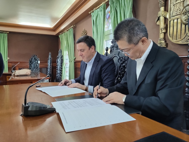 El alclade de As Pontes, Valentín González Formoso, y el presidente de Sentury Tire, Qin Long