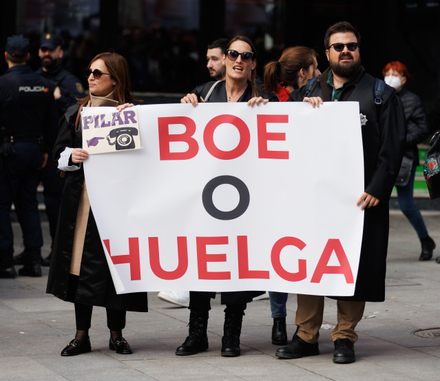 Un grupo de letrados de la Administración de Justicia (LAJ) sujetan una pancarta durante una manifestación desde Callao a San Bernardo 45, a 9 de marzo de 2023, en Madrid (España). El comité de huelga de los LAJ ha convocado hoy una nueva protesta tras la