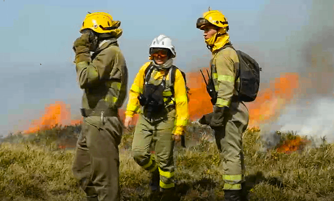 Brigadistas en el incendio de Baleira en una imagen de la CRTVG