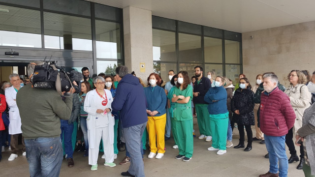 Concentración de personal del Hospital do Barbanza, en Ribeira (A Coruña), convocada por la CIG.
