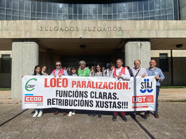 Funcionarios de Justicia protestan ante el edificio judicial de Fontiñas, en Santiago de Compostela.