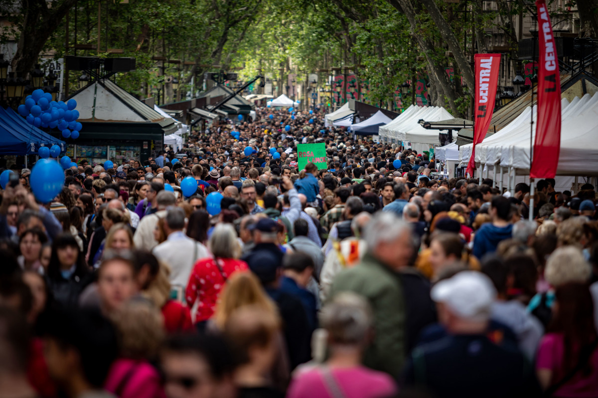 Numerosas personas se han acercado a los puestos de libros durante la celebración del Día Internacional del Libro , a 23 de abril de 2023, en Barcelona, Cataluña, (España). Barcelona acoge como cada año en la festividad de Sant Jordi a centenares de escri