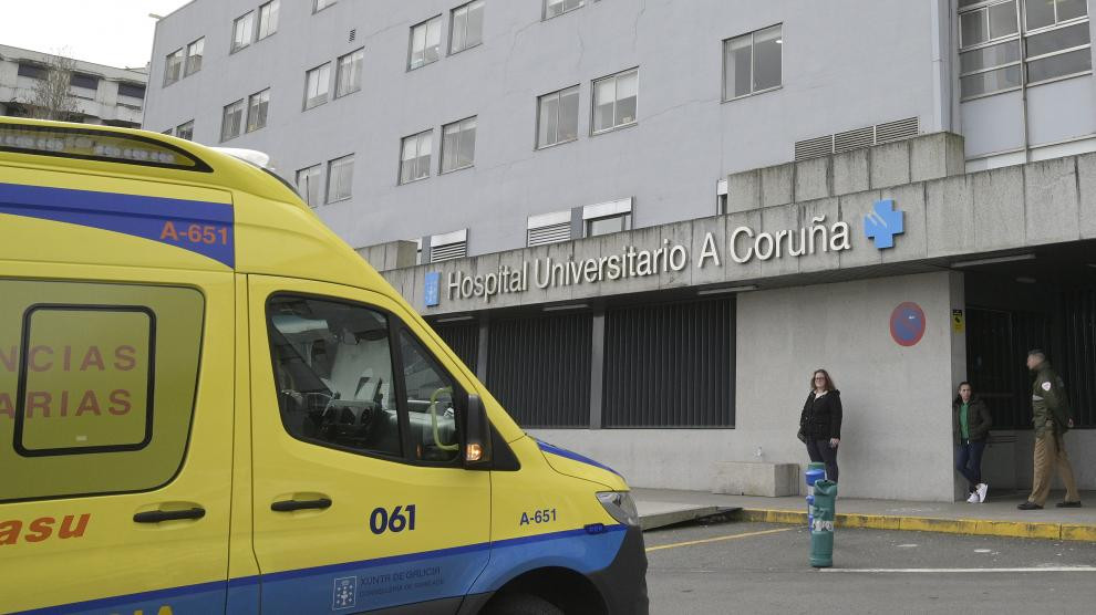 Una ambulancia frente al hospital CHUAC de A Coruña en una foto de EP