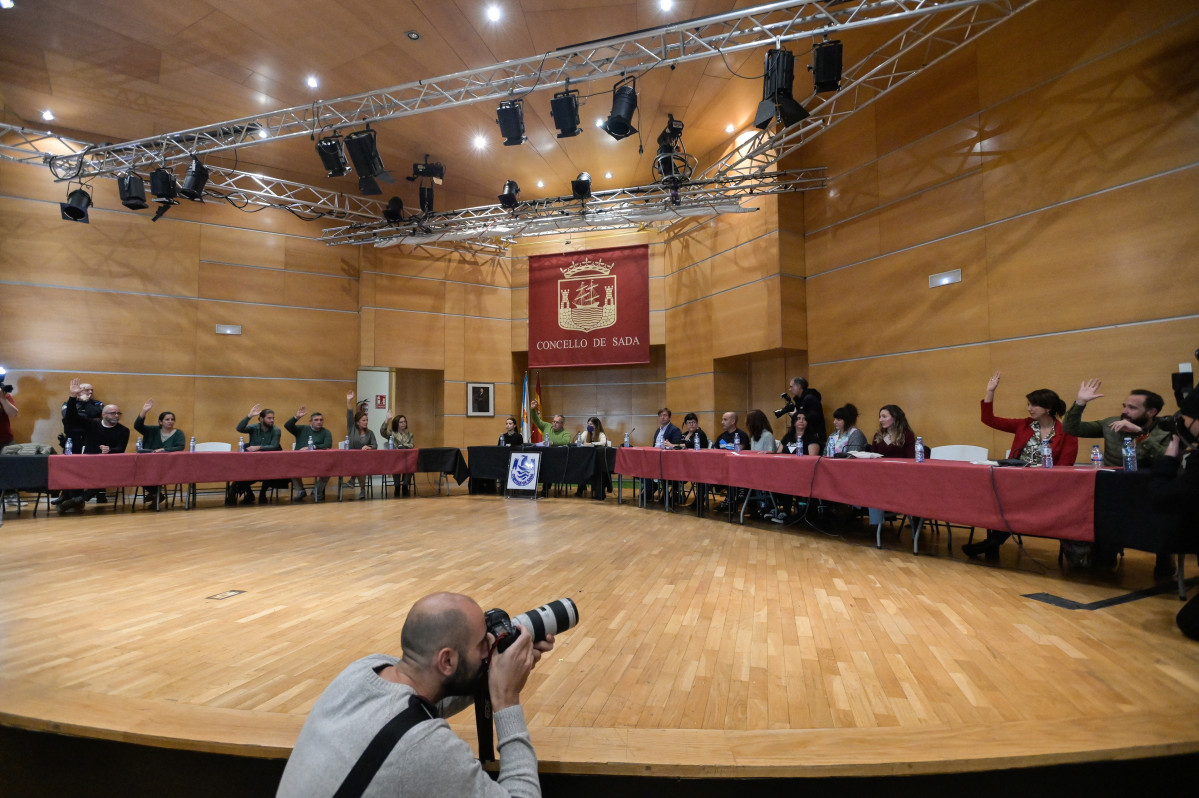 Archivo - La corporación municipal del Concello de Sada en el momento de la votación en el pleno de la moción de censura, a 18 de noviembre de 2022, en Sada, A Coruña, Galicia (España). Pese a lo