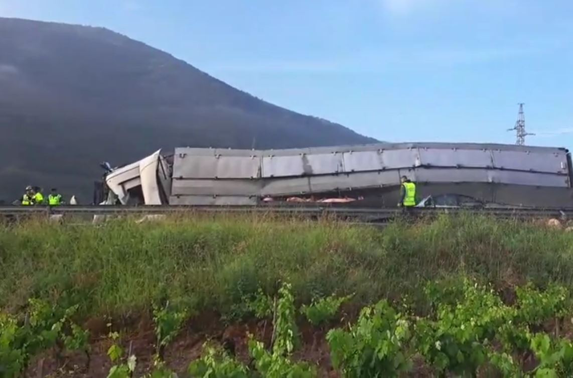 Accidene de camiu00f3n en Vilamartu00edn en una imagen de Valdeorras de Cerca