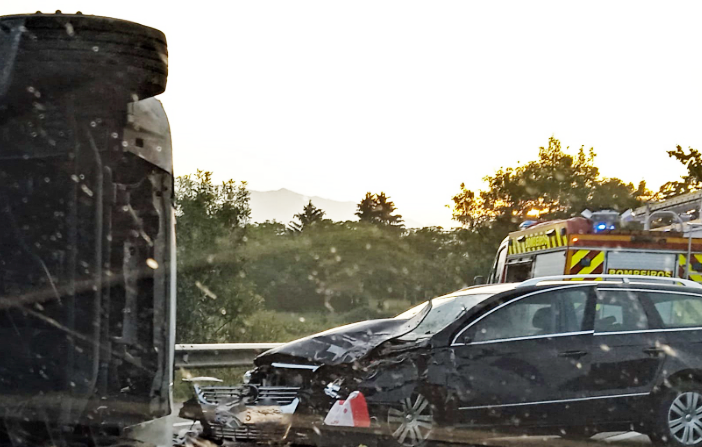 Turismo y camiu00f3n volcado en accidente mortal en Vilamartu00edn en foto de Valdeorras de Cerca