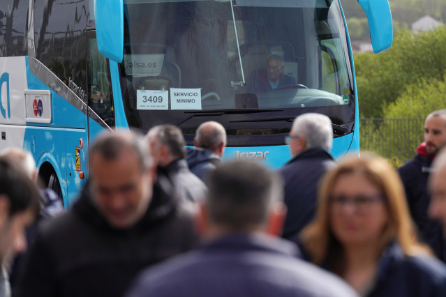 Archivo - Varias personas durante una huelga del transporte de viajeros, en la estación de autobuses de Santiago, a 31 de marzo de 2023, en Santiago de Compostela