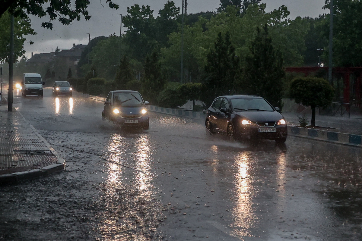 Varios coches circulan bajo la lluvia, a 29 de mayo de 2023, en Madrid (España). La Agencia Estatal de Meteorología (Aemet) ha avisado de la alerta naranja en Madrid por la tormenta que ha dejado va