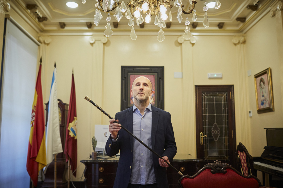 El alcalde de Ourense, Gonzalo Pérez Jácome (DO), muestra el bastón de mando.