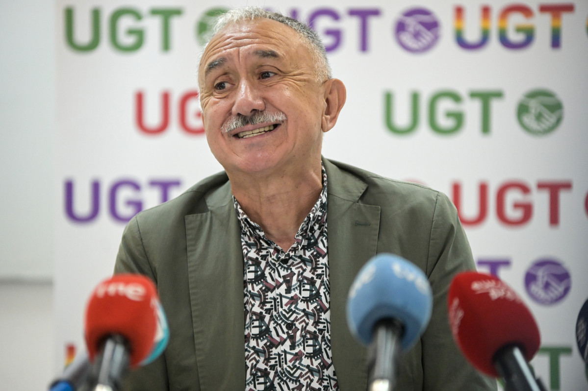 El secretario general de UGT, Pepe Álvarez, durante una rueda de prensa, en la sede de la Unión General de Trabajadores en A Coruña