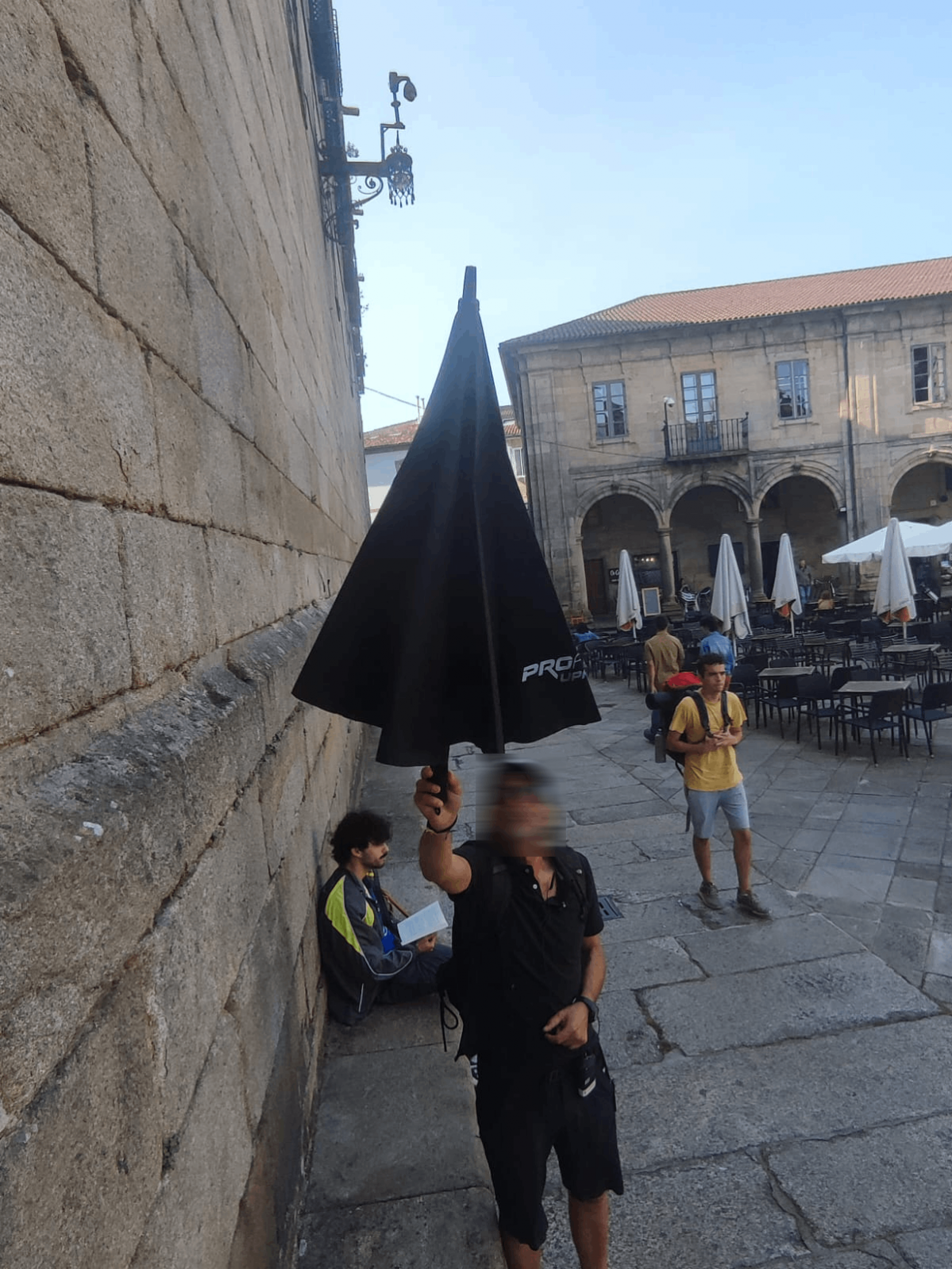 Personal del rodaje intenta que se tomen imu00e1genes de la vu00eda pu00fablica