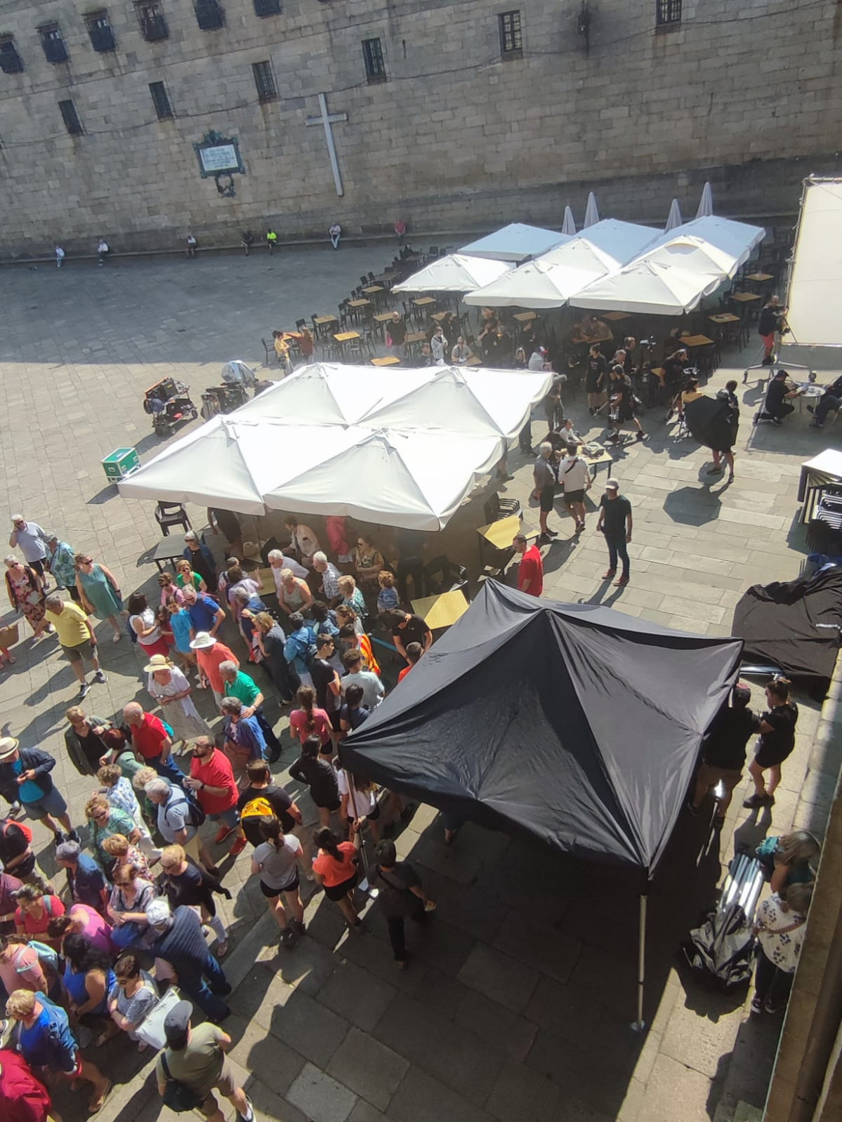 Turistas adaptando la cola para entrar en la Quintana y no interferir en el rodaje del caso Asunta