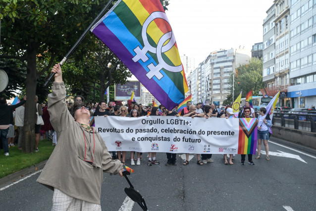 Varias personas sujetan una pancarta durante una manifestación por el Orgullo LGTBI+, a 28 de junio de 2023, en A Coruña, Galicia (España). Esta manifestación, cuyo lema es ’Revoltas do pasado, celebración do presente e conquistas de futuro’, está organiz
