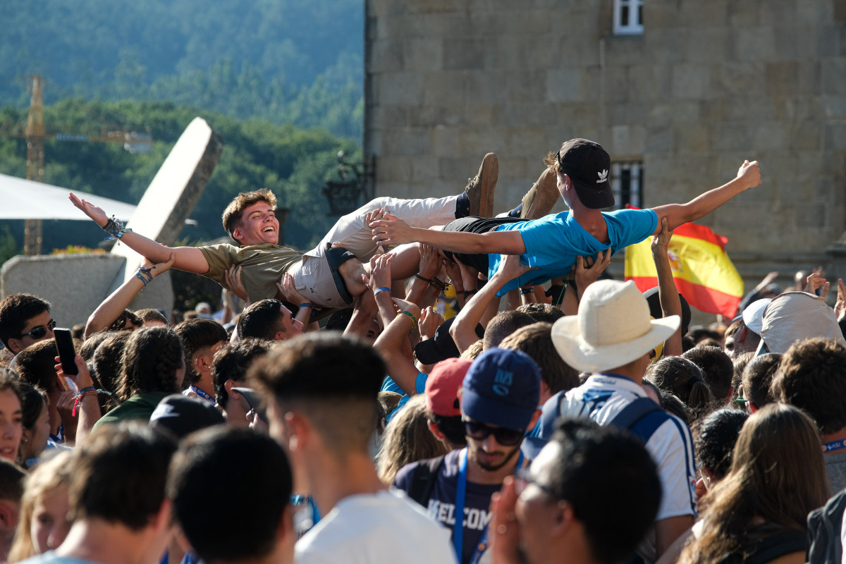 Archivo - Dos jóvenes son levantados en brazos durante la inauguración y acto de acogida de la peregrinación europea de jóvenes 2022, en el Obradoiro de Santiago, a 3 de agosto de 2022, en Santiag