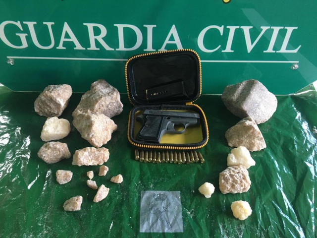 MDMA en roca y arma intervenida en un operativo contra el tráfico de drogas en Arteixo