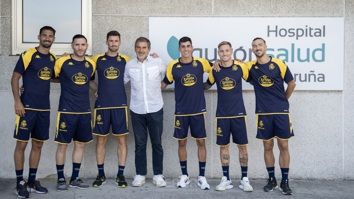 Parte de la plantilla del Deportivo frente al Hospital Quiru00f3n Salud A Coruu00f1a