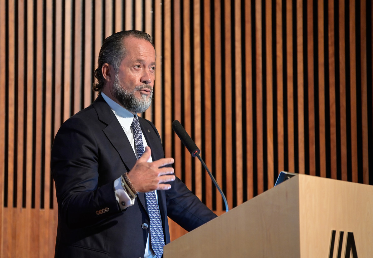 Archivo - El presidente de Abanca, Juan Carlos Escotet, durante la inauguración de la exposición internacional ‘Al: More than human’, en la sede de Afundación Obra Social de ABANCA, a 5 de sept