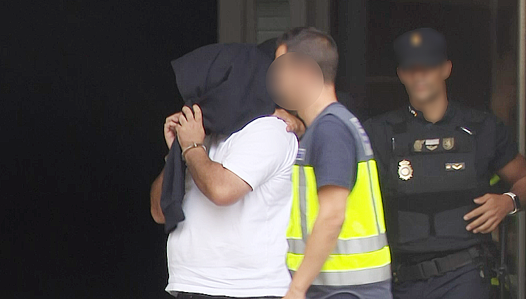 Policu00edas conducen a un detenido tras el registro de un piso en Sanxenxo en una operaciu00f3n contra el narcotru00e1fico en una foto de EP