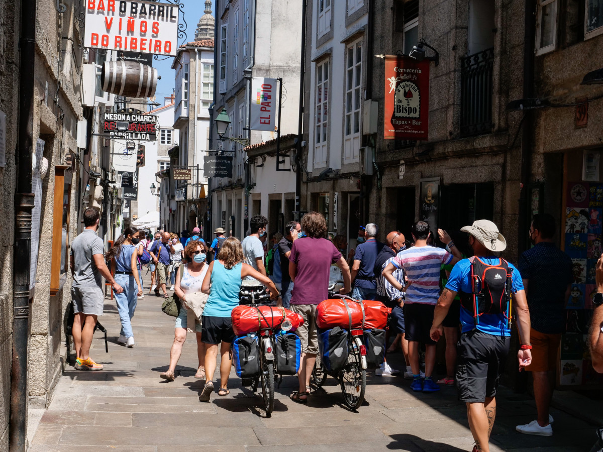 Archivo - Varios peregrinos caminan con su bicicleta por la Rua do Franco,  el día en que el TSXG declara nula la petición de certificado Covid para entrar en hostelería, a 12 de agosto de 2021, en