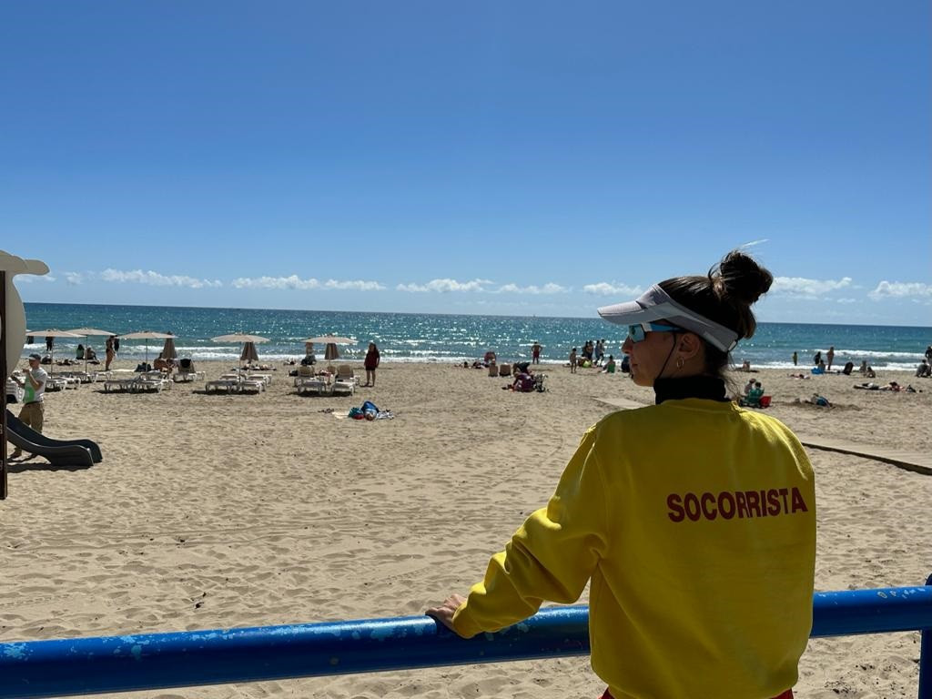 Archivo - Imagen de una socorrista en la playa en Alicante.