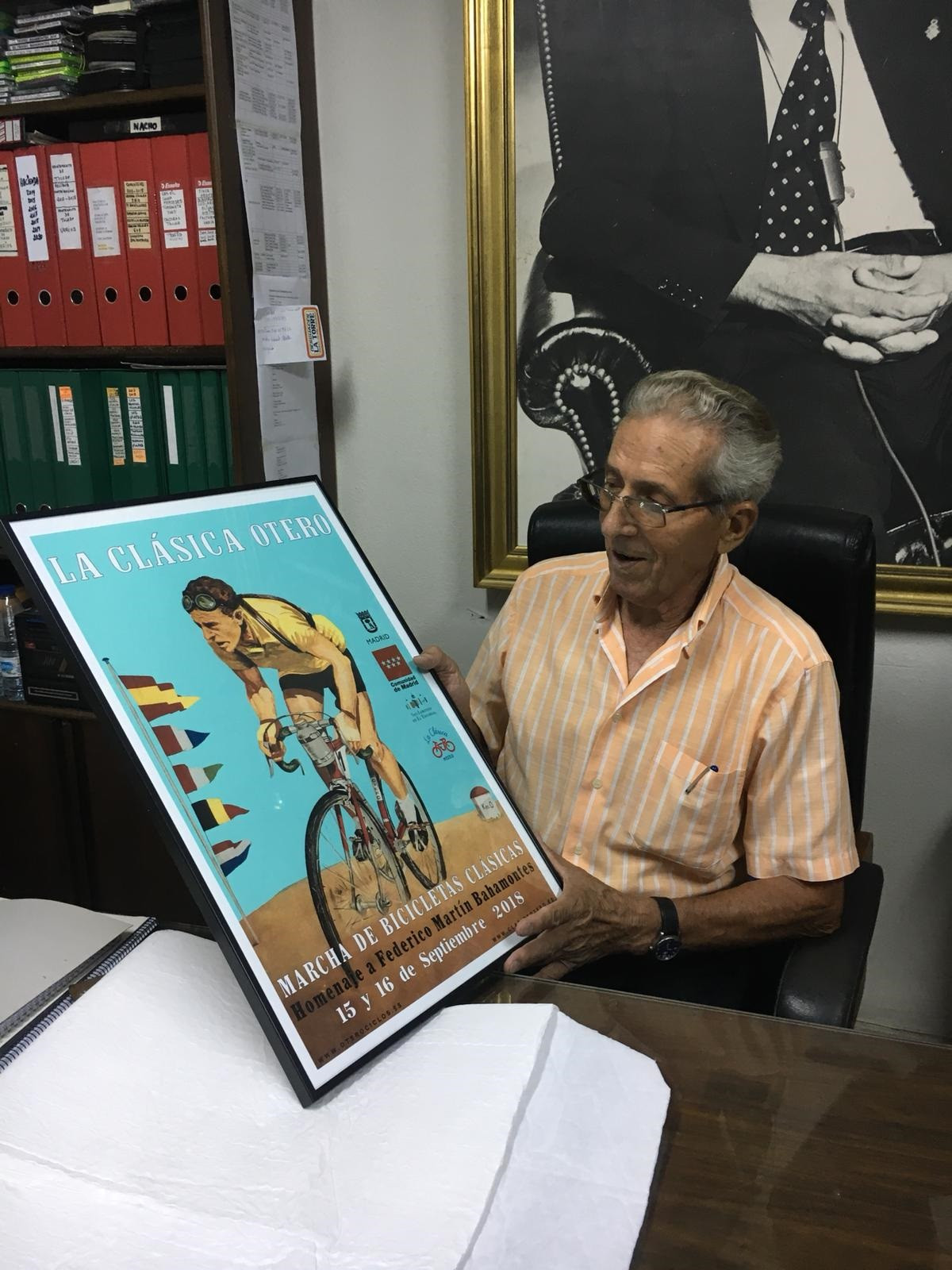 Archivo - Federico Martín Bahamontes observa el cartel de la Clásica Otero