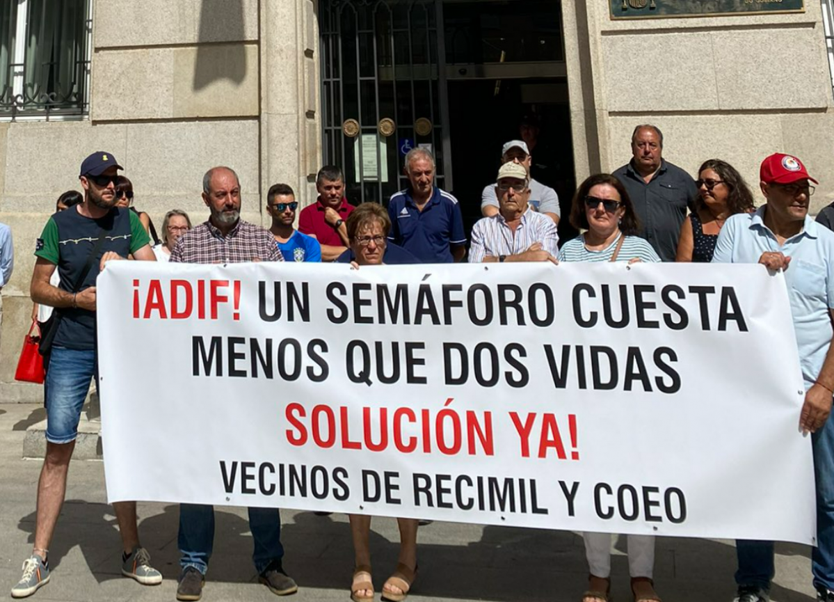 Vecinos de Recimil y Coeo protestas ante la Subdelegaciu00f3n del Gobierno de Lugo en una imagen de Antonio Ameijide