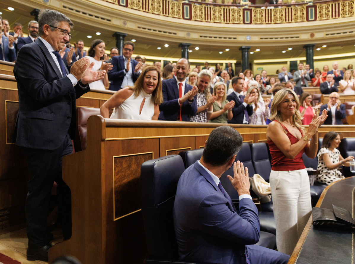 (El portavoz del PSOE en el Congreso, Patxi López, la diputada socialista y expresidenta de Baleares, Francina Armengol  en el hemicilo