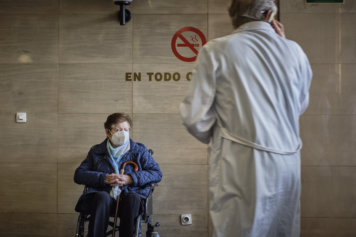 Archivo - Una señora espera en silla de ruedas en el Complexo Hospitalario Universitario durante la tercera jornada de la huelga de médicos gallegos, a 13 de abril de 2023, en Ourense, Galicia (Espa