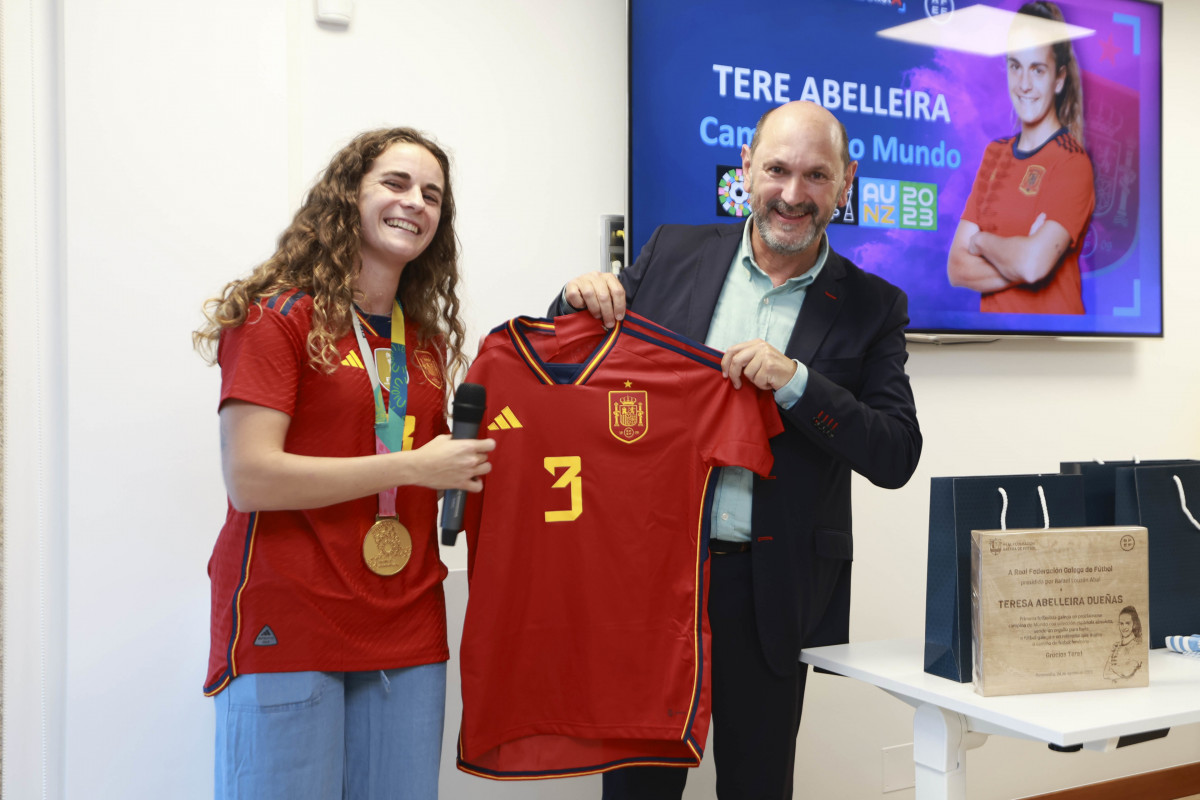 La jugadora de la Selección Teresa Abelleira y el presidente de la Federación Gallega, Rafael Louzán, en la Sede de la Federación Gallega de Fútbol.