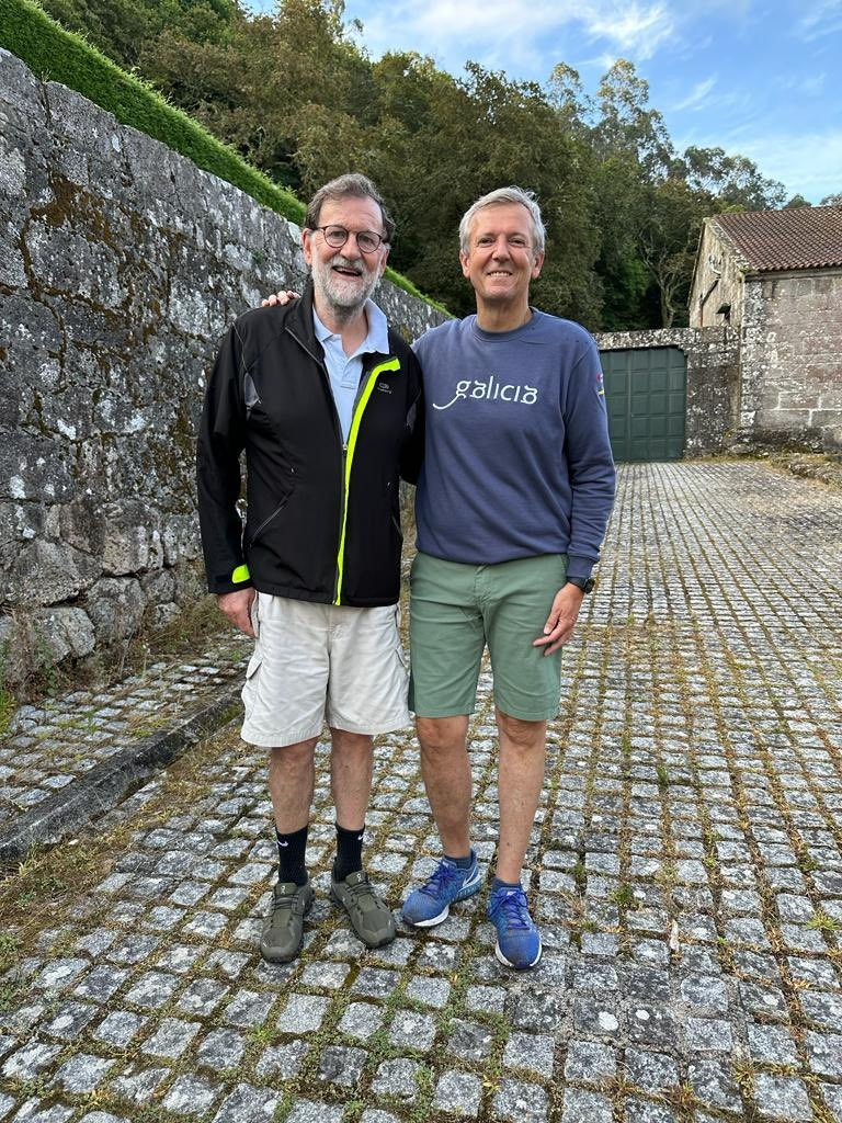 El expresidente del Gobierno Mariano Rajoy y el presidente de la Xunta, Alfonso Rueda, en su "tradicional" caminata de finales de agosto en la Ruta da Pedra da Agua, entre  Ribadumia y Meis (Pontevedr