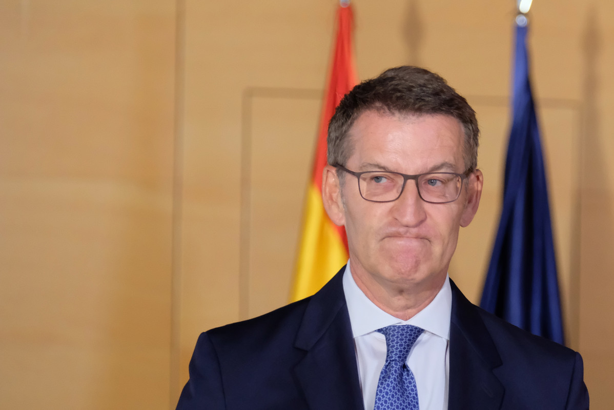 El presidente del PP, Alberto Núñez Feijóo, espera al presidente del Gobierno en funciones y líder del PSOE para su reunión en el Congreso de los Diputados, a 30 de agosto de 2023, en Madrid (España). Según fuentes del PP, Feijóo contactó el lunes, 28 de