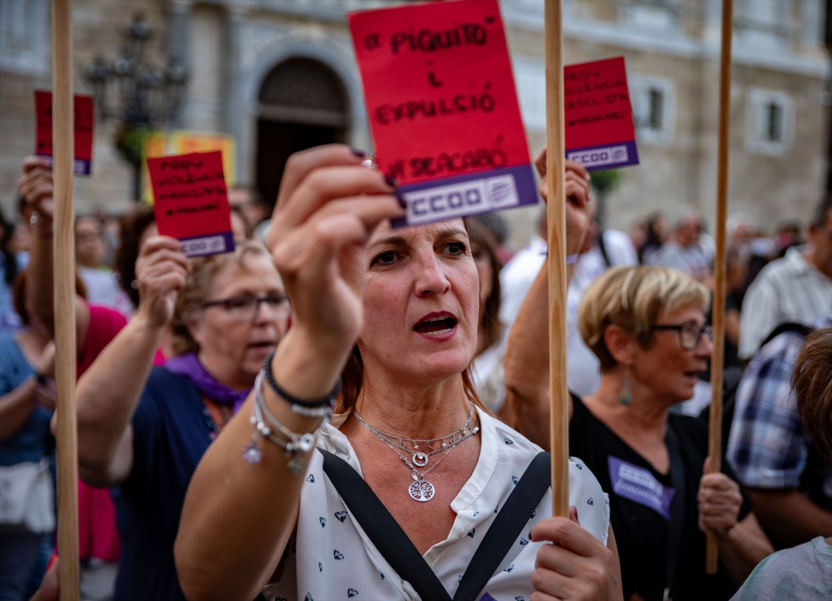 EuropaPress 5419109 grupo mujeres sujetan pancartas concentracion pedir destitucion presidente