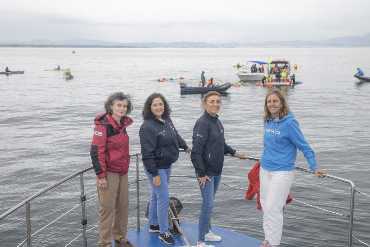 La vicepresidenta segunda y conselleira de Medio Ambiente, Territorio e Vivenda, Ángeles Vázquez, sigue en barco el desarrollo de la travesía a nado Triple Coroa Illas Atlánticas