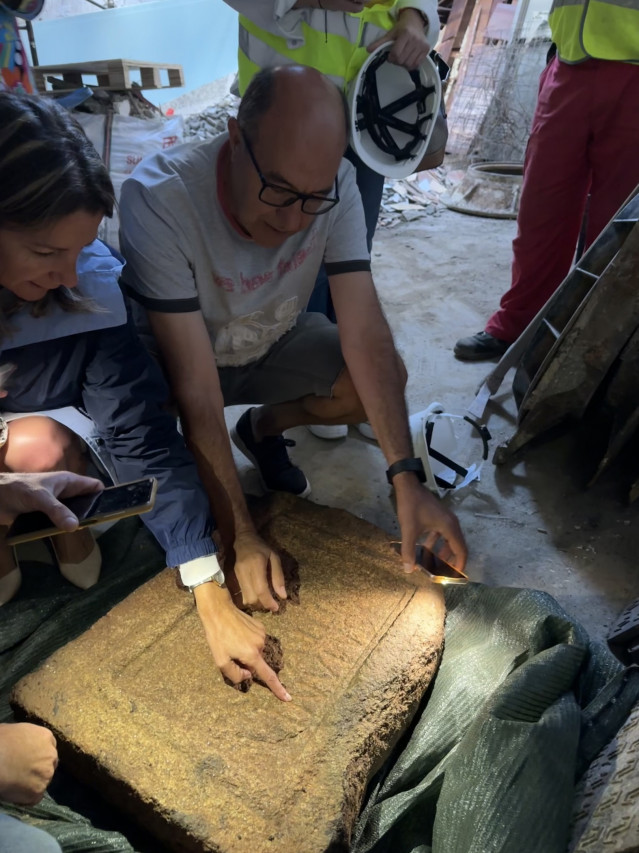 Hallan dos lápidas de origen romano durante las obras de peatonalización de una calle en Lugo