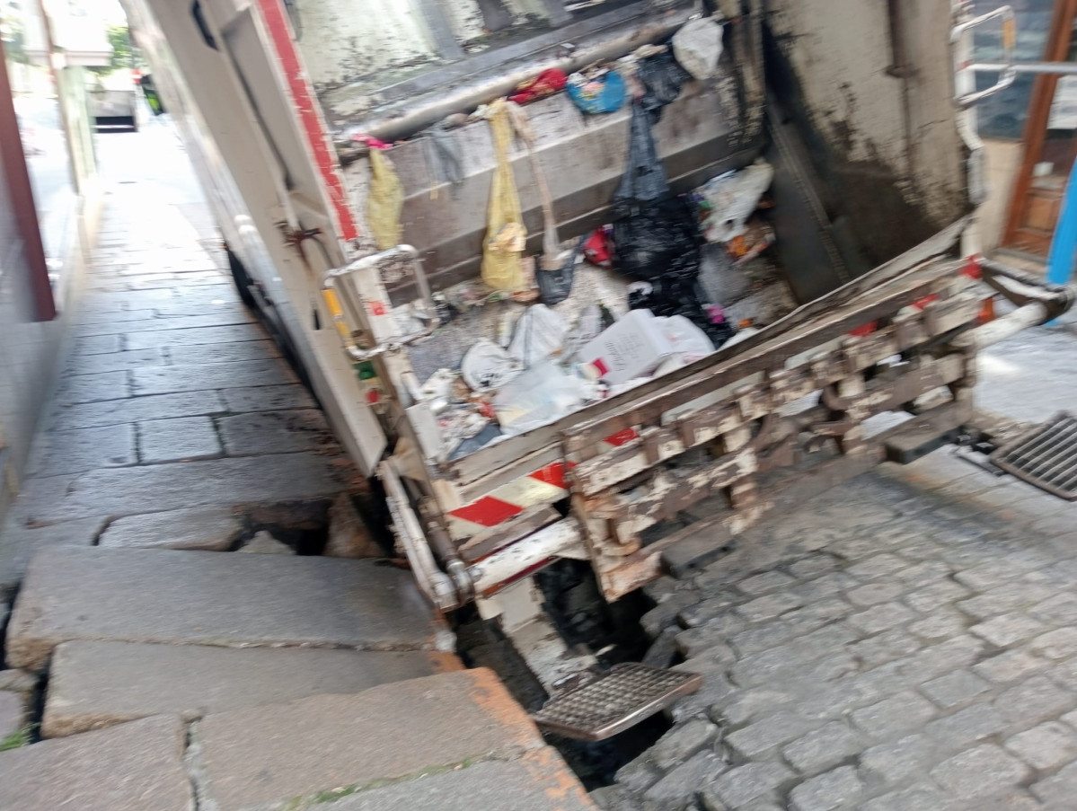 Camión de Urbaser accidentado el centro de Ferrol.