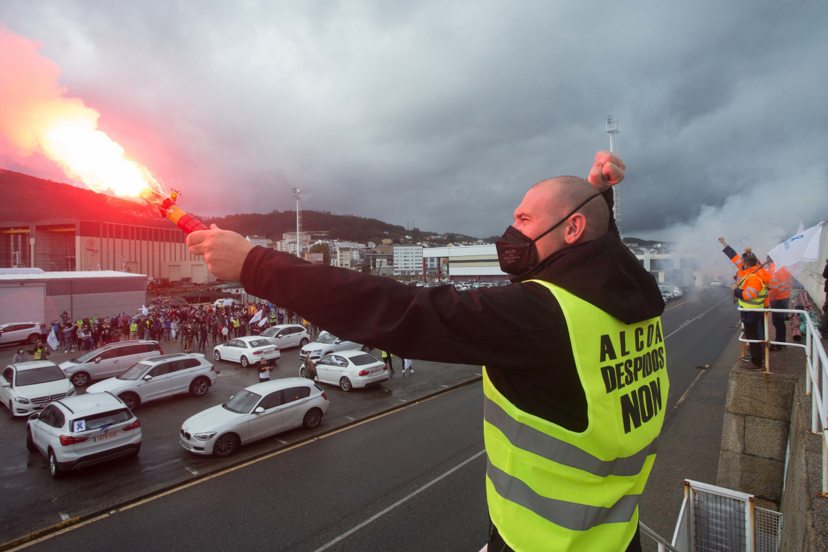 Archivo - Un hombre sostiene una bengala encendida durante una caravana de vehículos de trabajadores de Alcoa, a 31 de octubre de 2021, en Burela, Lugo Galicia (España). El comité de Alcoa en San C