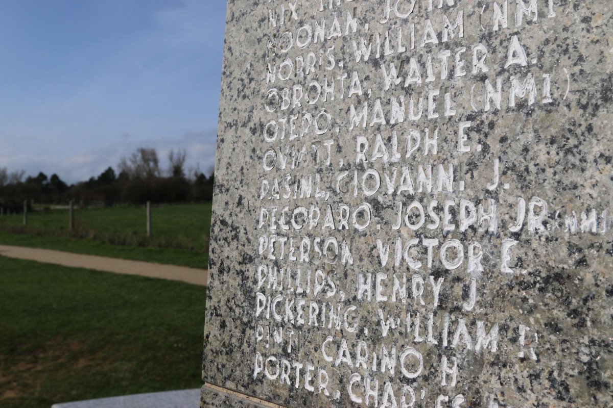Obelisco memorial de la 1ª División de Infantería localizado en Colleville-sur-Mer, próximo al actual cementerio militar estadounidense. Entre los caídos, el gallego Manuel Otero.