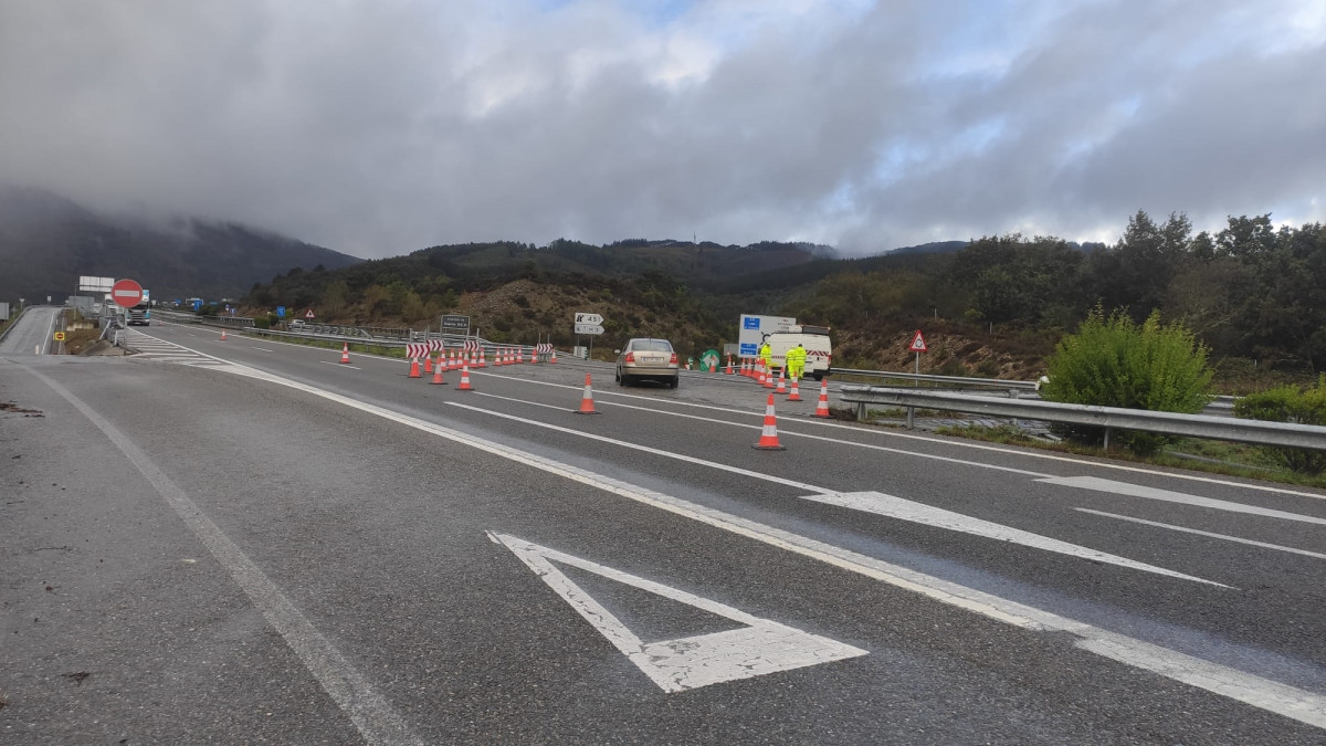 Desvio habilitado en la autopista A-6 tras registrarse un desprendimiento en un talud,a la altura del municipio de Becerreá (Lugo).