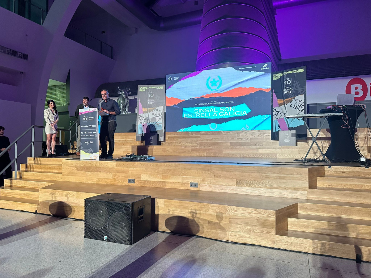 20231025 Luis Campos recolle o Premio FEST 2023 para Sinsal
