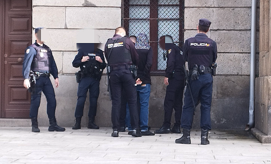 Detenciu00f3n de tres presuntos agresores a manifestantes contra la amnistu00eda en una imagen de COPE Coruu00f1a