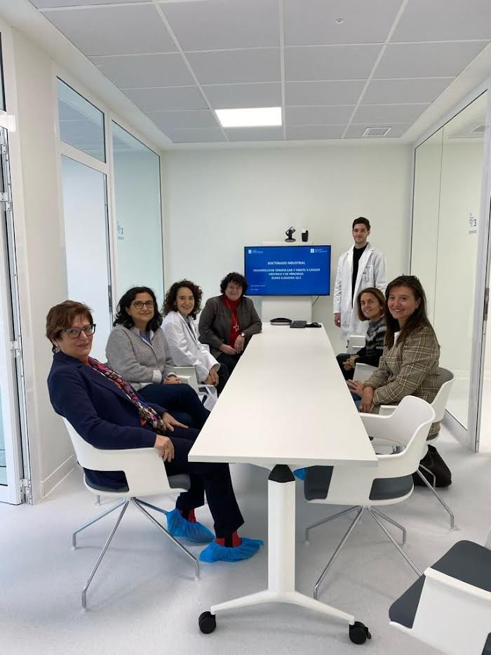 La directora de la Axencia Galega de Innovación (GAIN), Patricia Argerey, conociendo el trabajo de investigación sobre las terapias CAR-T