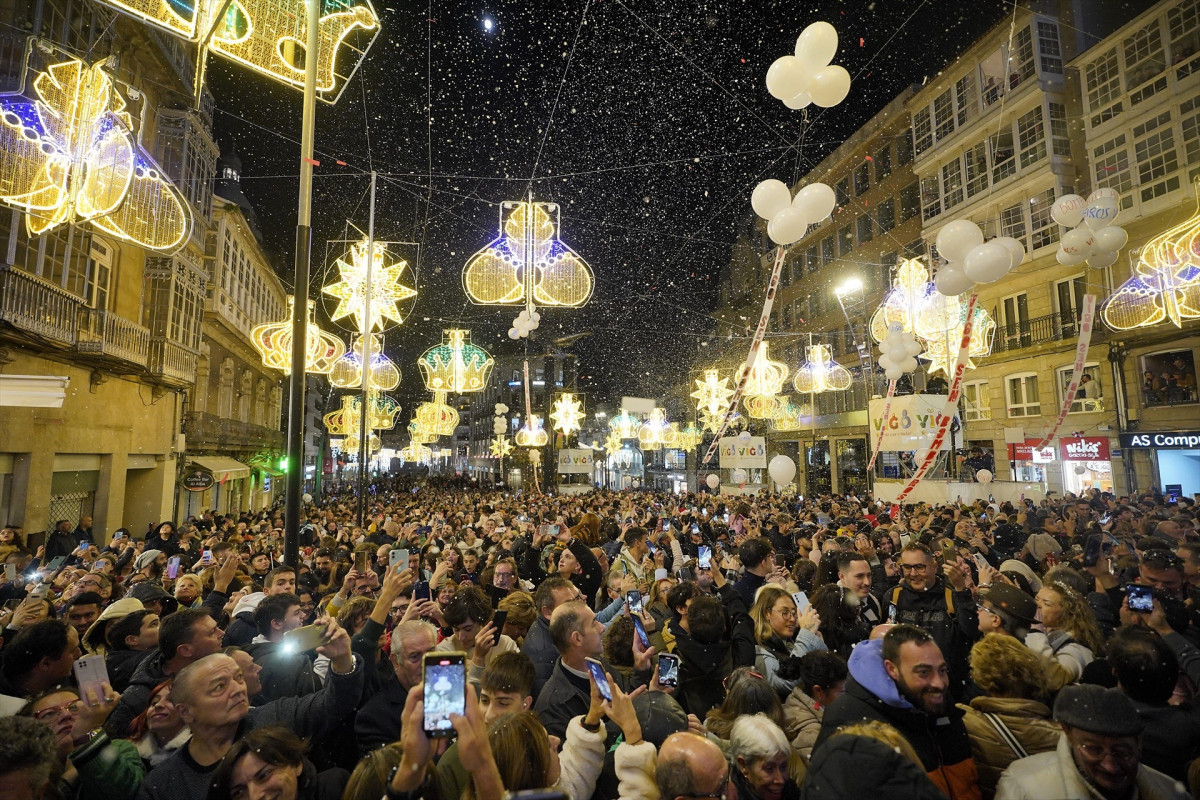 EuropaPress 5598370 centenares personas asisten encendido luces navidad 2023 porta do sol 24