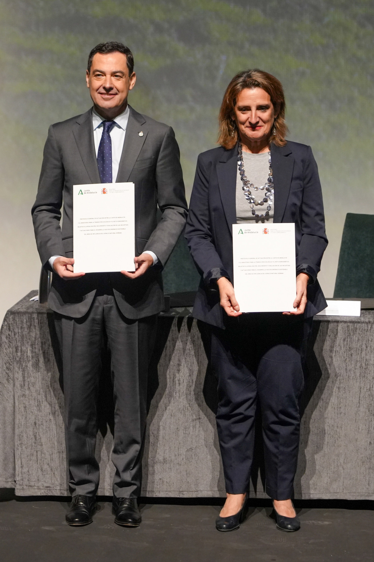 El presidente de la Junta de Andalucía, Juanma Moreno (i) y la ministra de Transición Ecológica y Reto Demográfico, Teresa Ribera (d), durante la firma del acuerdo del protocolo del Parque Nacional de Doñana. A 27 de noviembre de 2023, en Almonte, Huelva