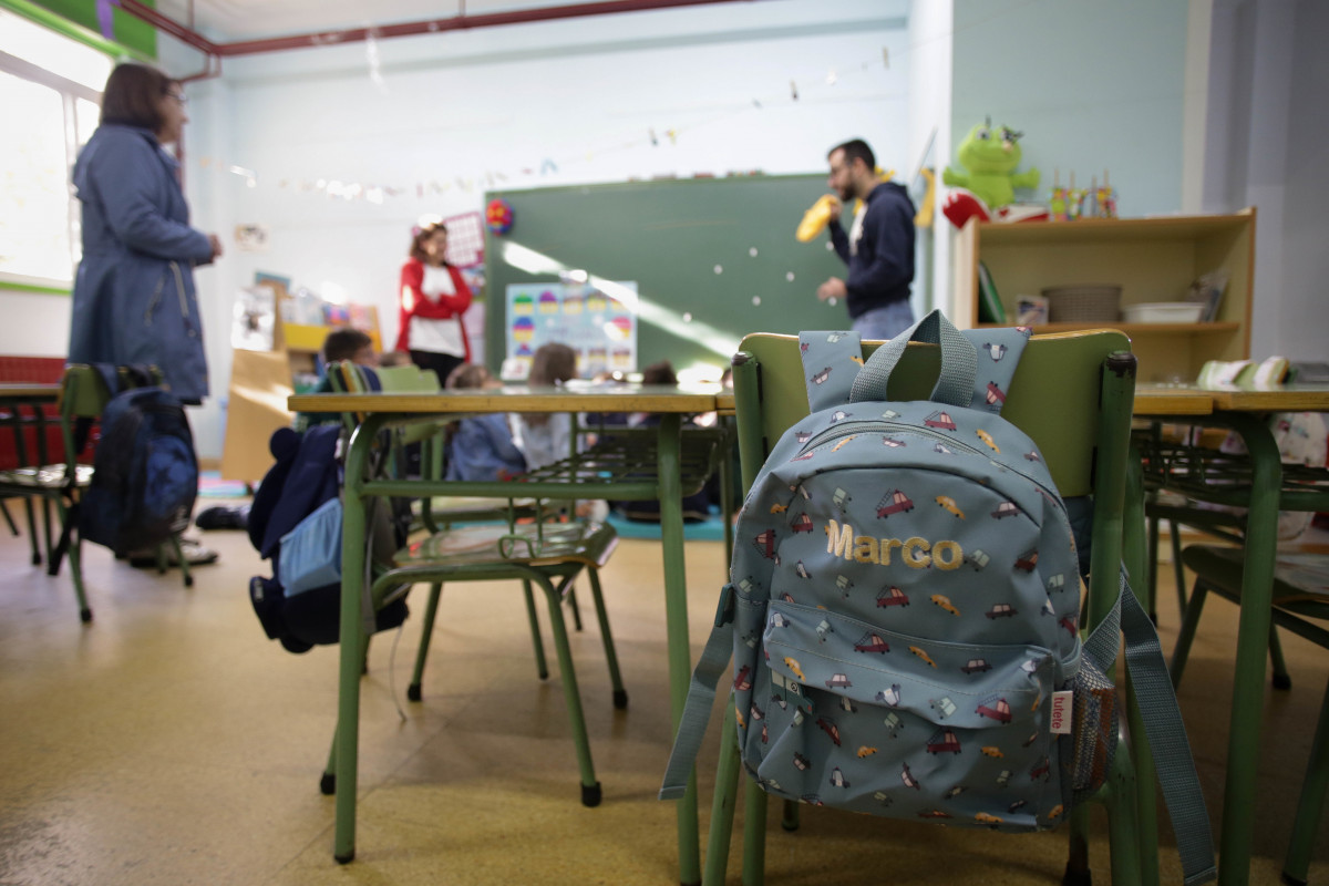 Archivo - Un profesor da clase a un grupo de alumnos el día que arranca el curso escolar en Galicia, en el CEIP Eduardo Cela Vila de Triacastela, a 8 de septiembre de 2022, en Triacastela, Lugo, Gali