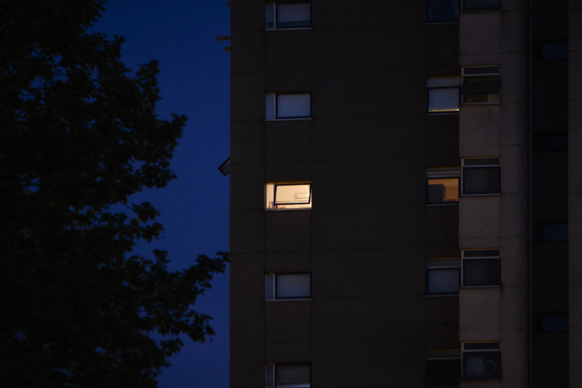 Archivo - Una ventana con una luz encendida en un edificio, a 18 de abril de 2023, en Ourense, Galicia (España). La Federación Nacional de Asociaciones Inmobiliarias (FAI) ha señalado que las vivie