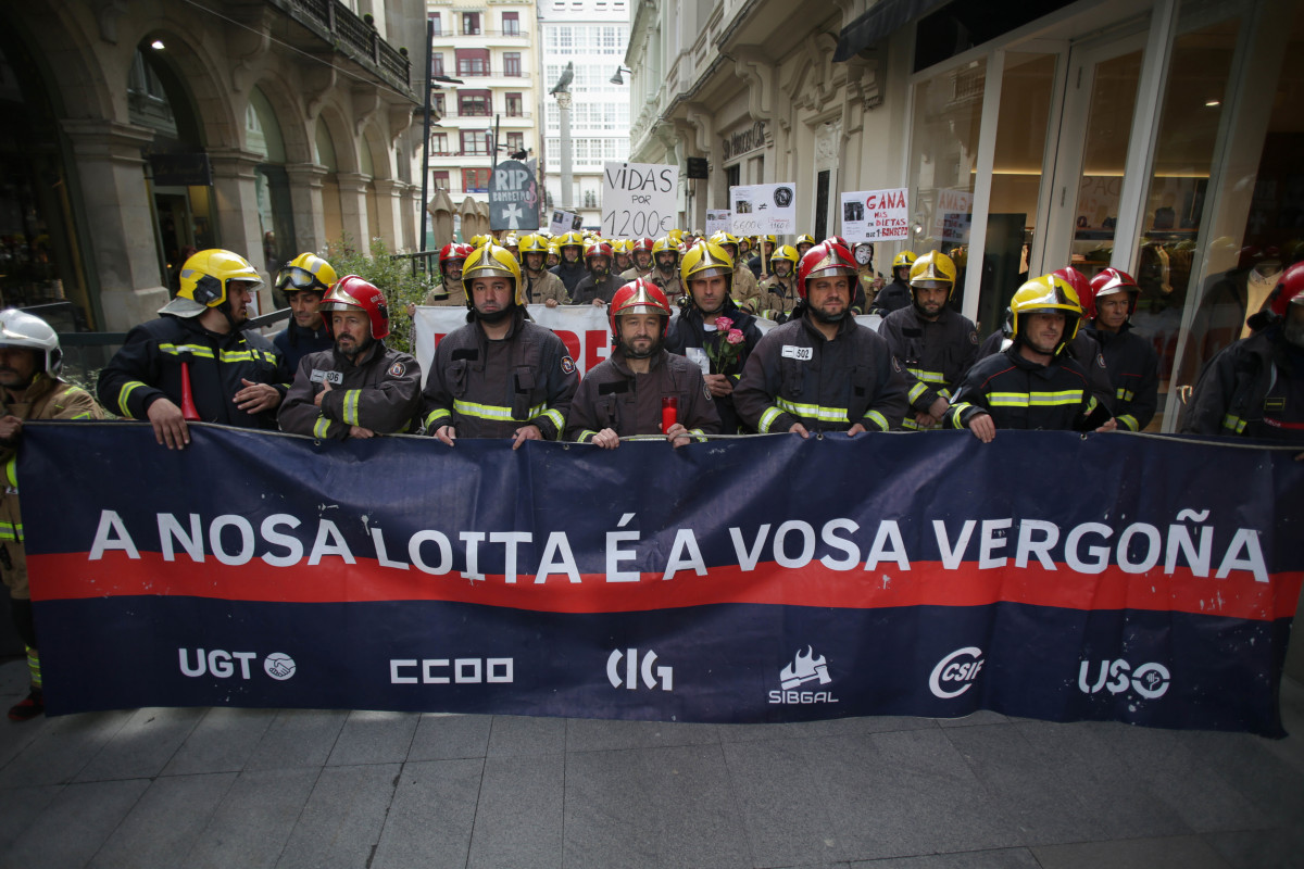 Archivo - Decenas de bomberos de los parques comarcales de Galicia durante la protesta por una mejora de las condiciones laborales, frente a la Diputación de Lugo, a 31 de octubre de 2023, en Lugo, G